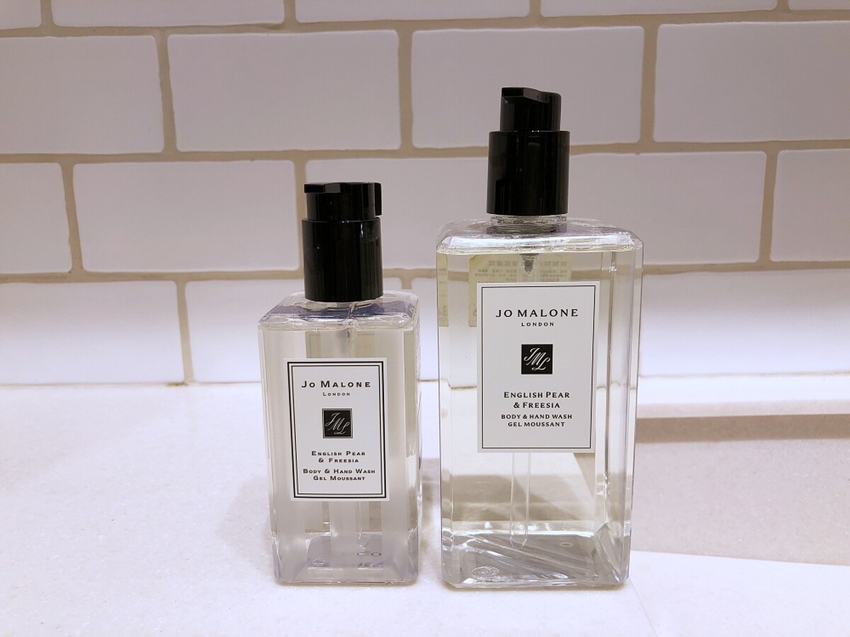 Jo Malone London英國梨與小蒼蘭潔膚露常態版為(左)250ml、(右)限量版500ml