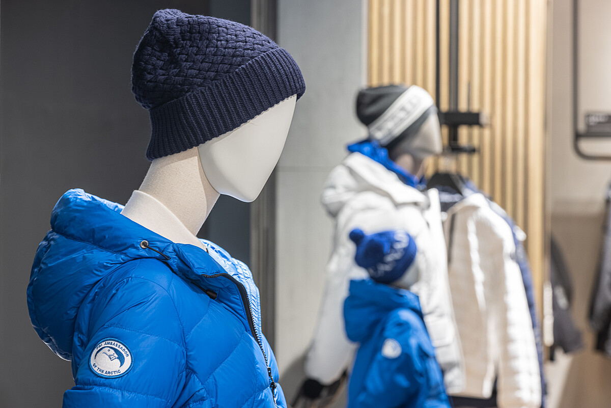 Canada Goose 與北極熊國際協會(PBI)的合作，更進一步推出PBI系列商品，每售出一件該系列商品，即捐出50元加幣作為保護北極熊之用。
