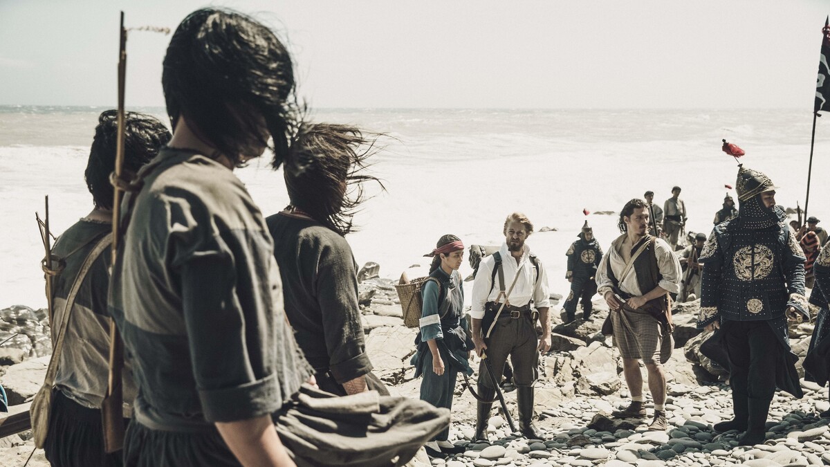 《斯卡羅》劉明燈(右一)領軍,李仙得(右三)、必麒麟(右二)、蝶妹(右四)一行人在山海交界處遇上阿勞楚(左三)帶領族勇盤踞山壁阻擋去路