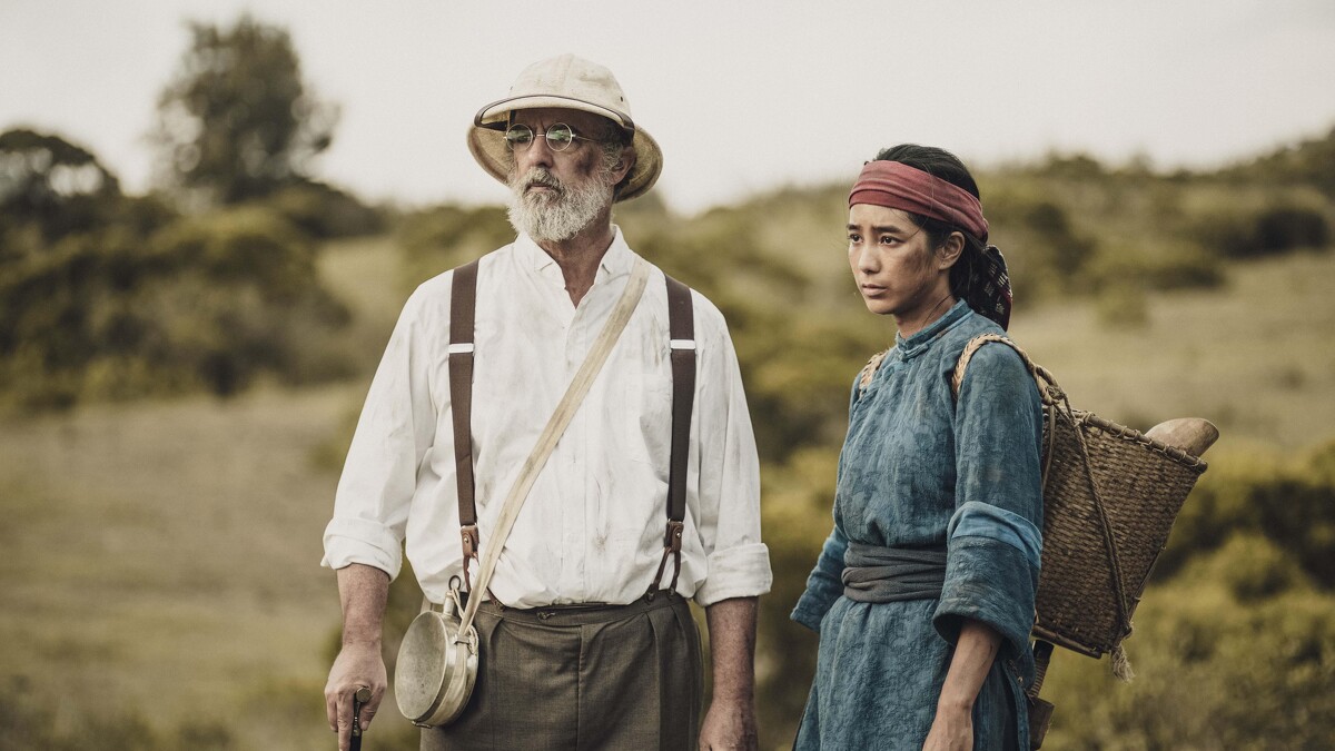 《斯卡羅》外籍演員谷無為(左)飾演萬巴德醫師,經常關心温貞菱飾演的蝶妹