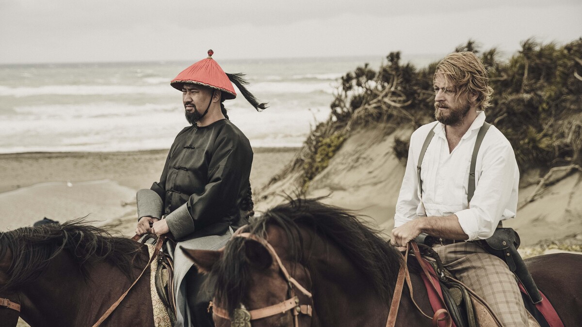 《斯卡羅》「總兵」黃健瑋(左)與「李仙得」法比歐相互牽制