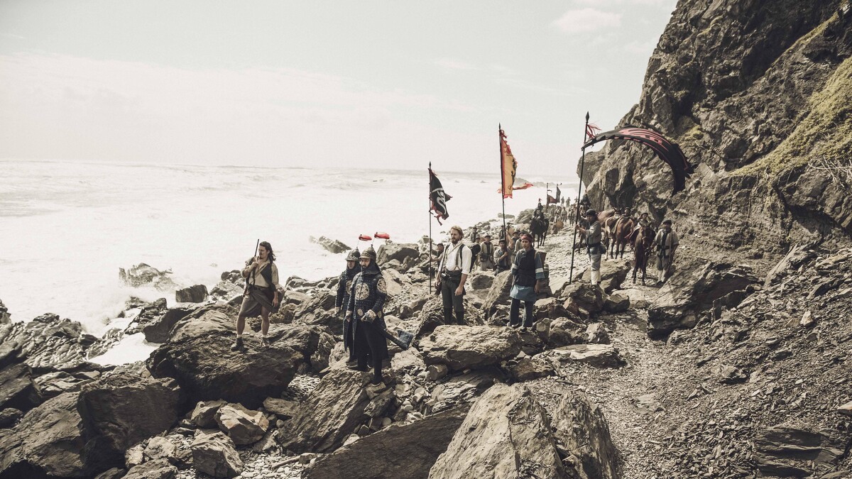 《斯卡羅》周厚安(左一)屏東狠吹落山風,「必麒麟」短裙內褲NG頻走光