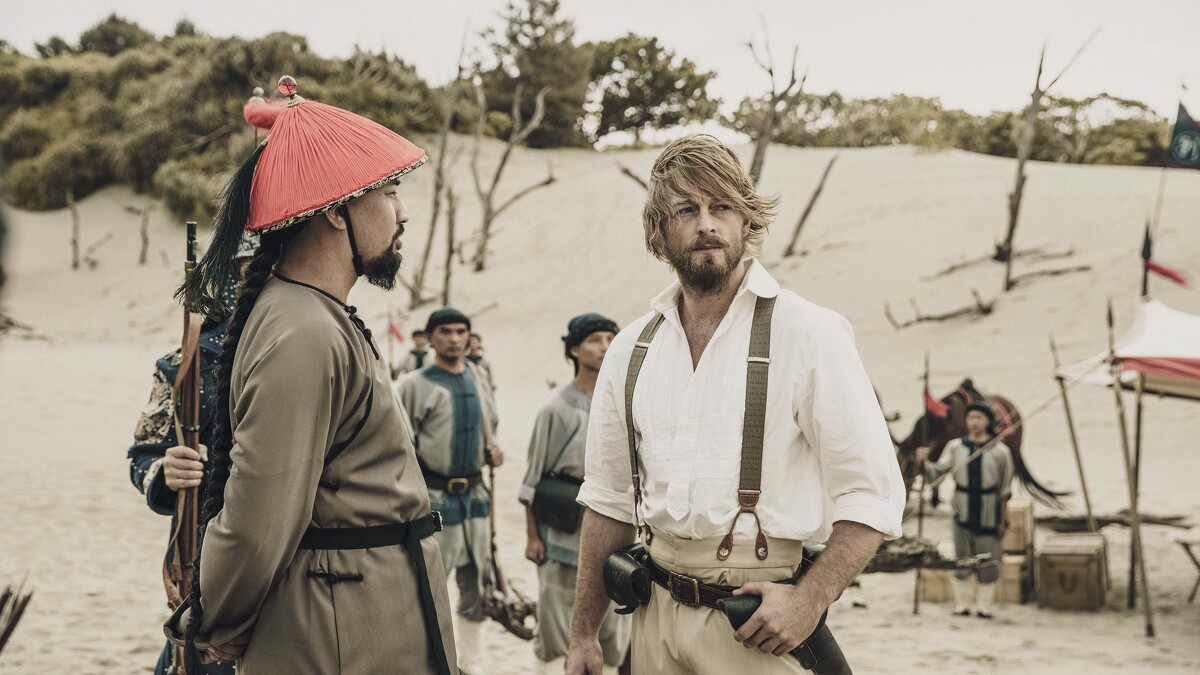 《斯卡羅》黃健瑋(左)與法比歐(右)的超流利英語對話,全靠周厚安指導