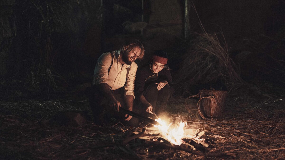 《斯卡羅》法比歐(左)飾演美國駐廈門領事李仙得,赴琅?調查羅妹號事件僱翻譯「蝶妹」温貞菱同行