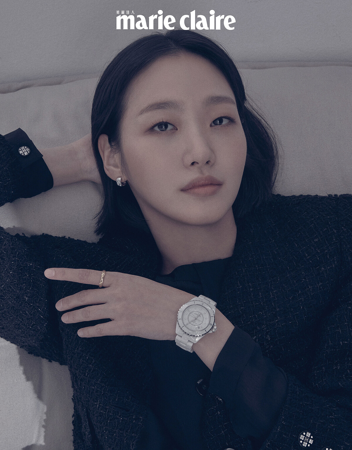 黑色虹彩斜紋軟呢外套、J12腕錶、Coco Crush 高級珠寶耳環及戒指，all by CHANEL。