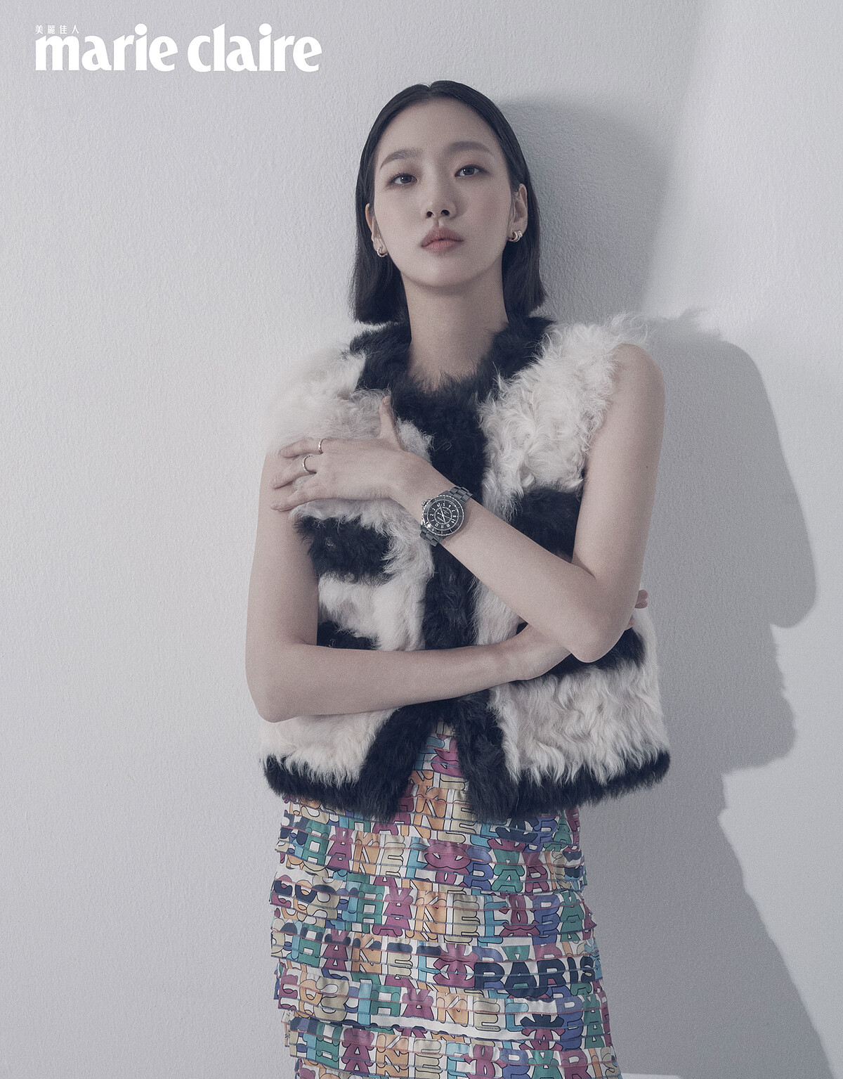 黑白雙面剪羊毛背心、多色 Chanel Paris 印花真絲斜紋布短裙、J12腕錶、Coco Crush 高級珠寶耳環及戒指，all by CHANEL。