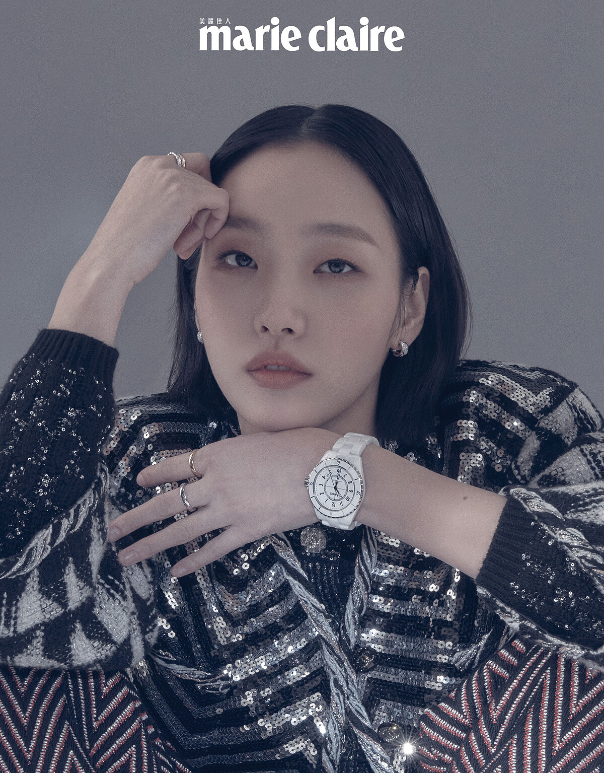 銀色紗線亮片刺繡山形紋幻彩斜紋軟呢外套、山形紋虹彩斜紋軟呢寬褲、J12腕錶、Coco Crush 高級珠寶耳環及戒指，all by CHANEL。