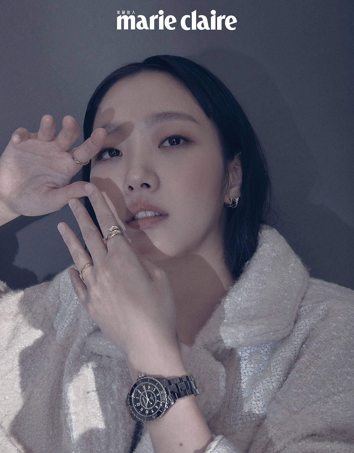 白色拼布飾以亮片斜紋軟呢外套、J12腕錶、Coco Crush 高級珠寶耳環及戒指，all by CHANEL。