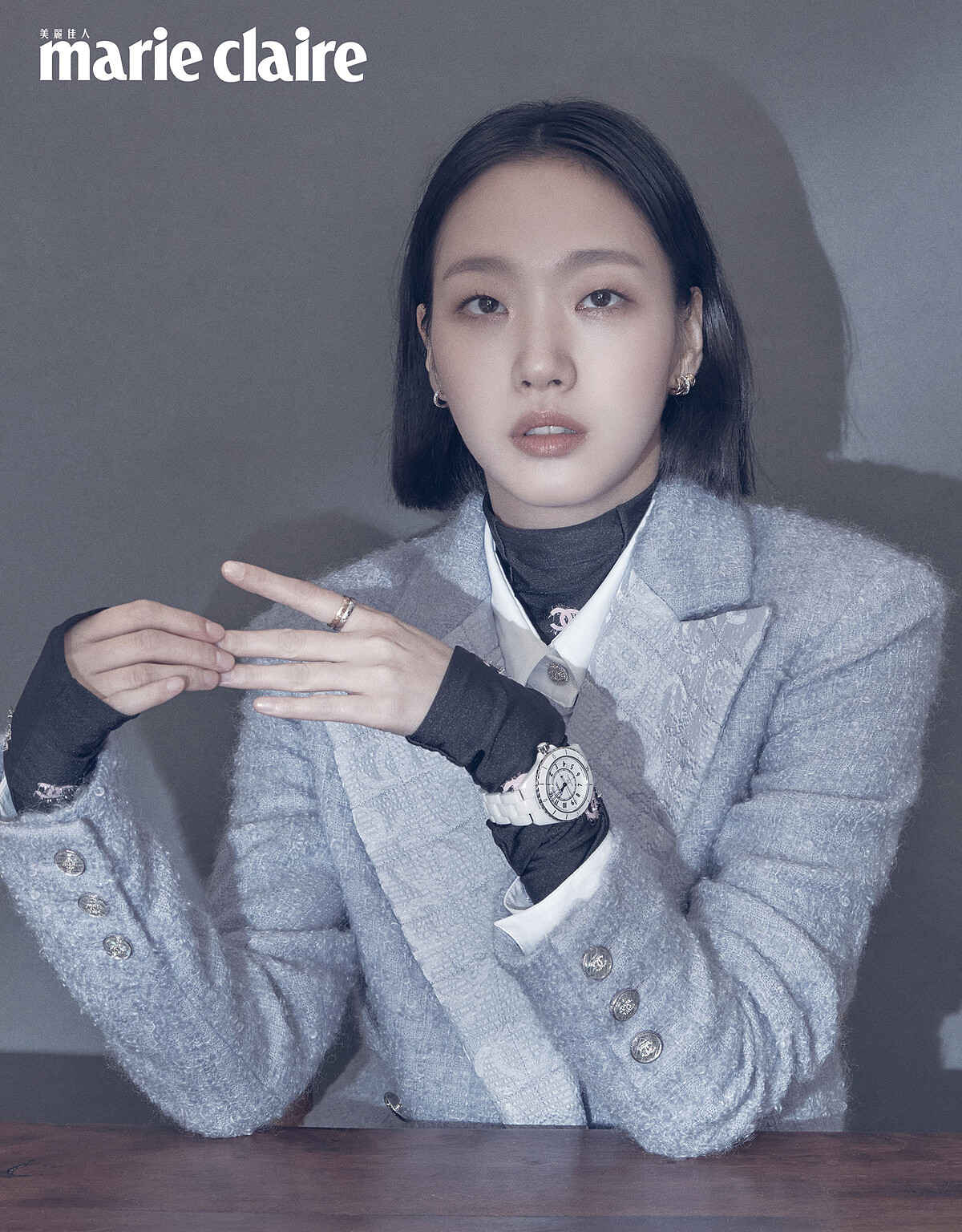 粉紫色真絲雙 C Logo 提花雙排釦斜紋軟呢外套與同款及膝裙、粉紫色真絲雙 C Logo 提花襯衫、黑色針織飾以雙 C Logo 亮片上衣、J12腕錶、Coco Crush 高級珠寶耳環及戒指，all by CHANEL。