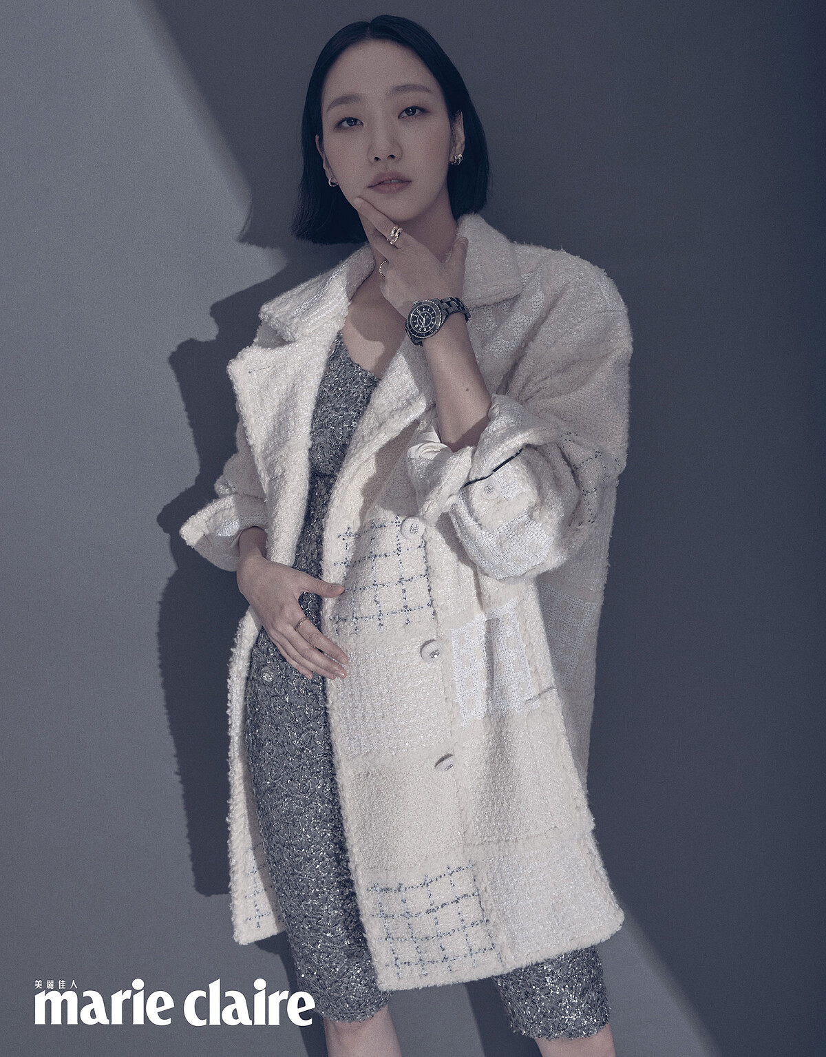 白色拼布飾以亮片斜紋軟呢外套、J12腕錶、Coco Crush 高級珠寶耳環及戒指，all by CHANEL。