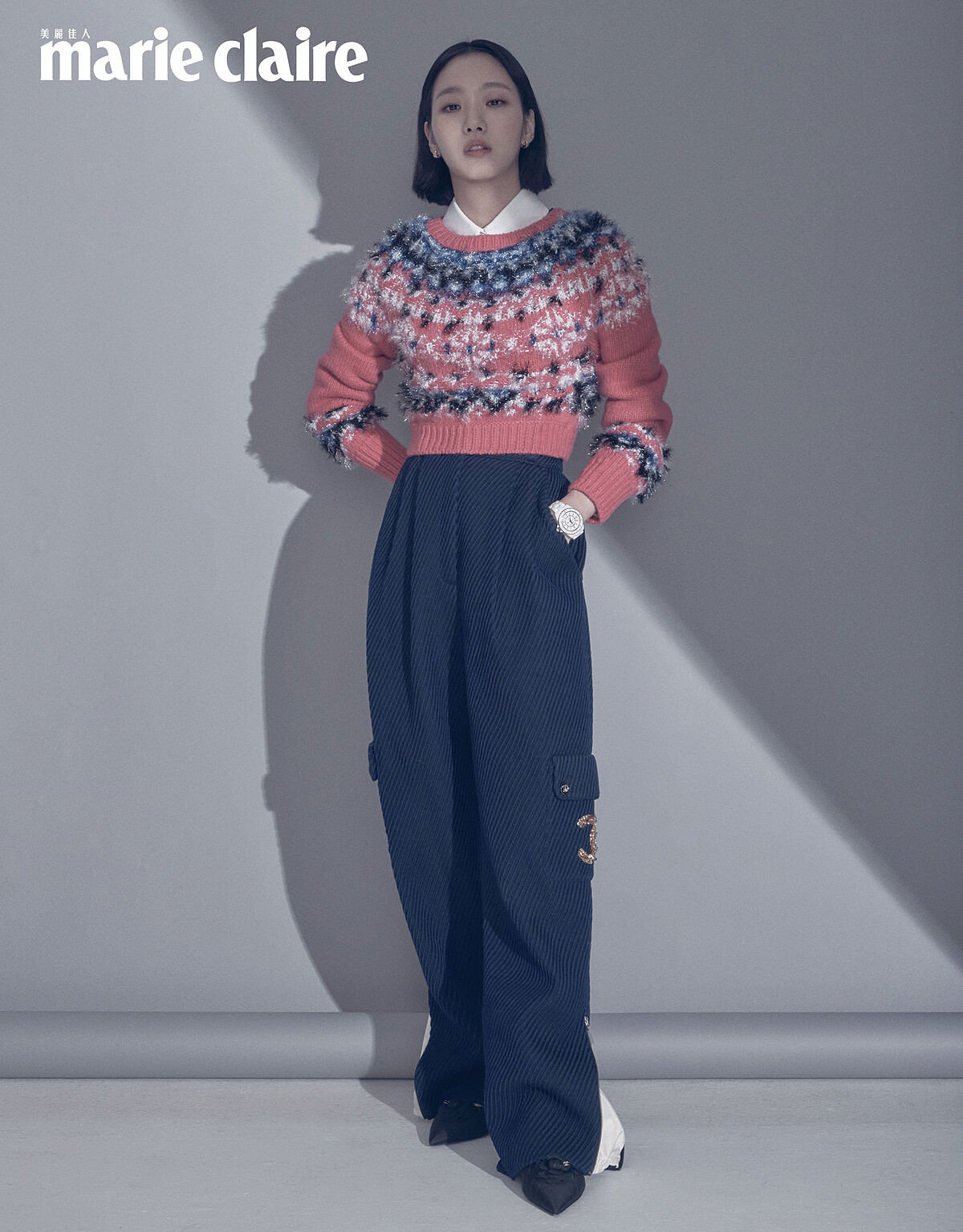 多色費爾島短毛衣、白色真絲提花襯衫、深藍色山形紋與雙 C Logo 亮片刺繡口袋羊毛側開褲、 J12腕錶、Coco Crush 高級珠寶耳環及戒指，all by CHANEL。