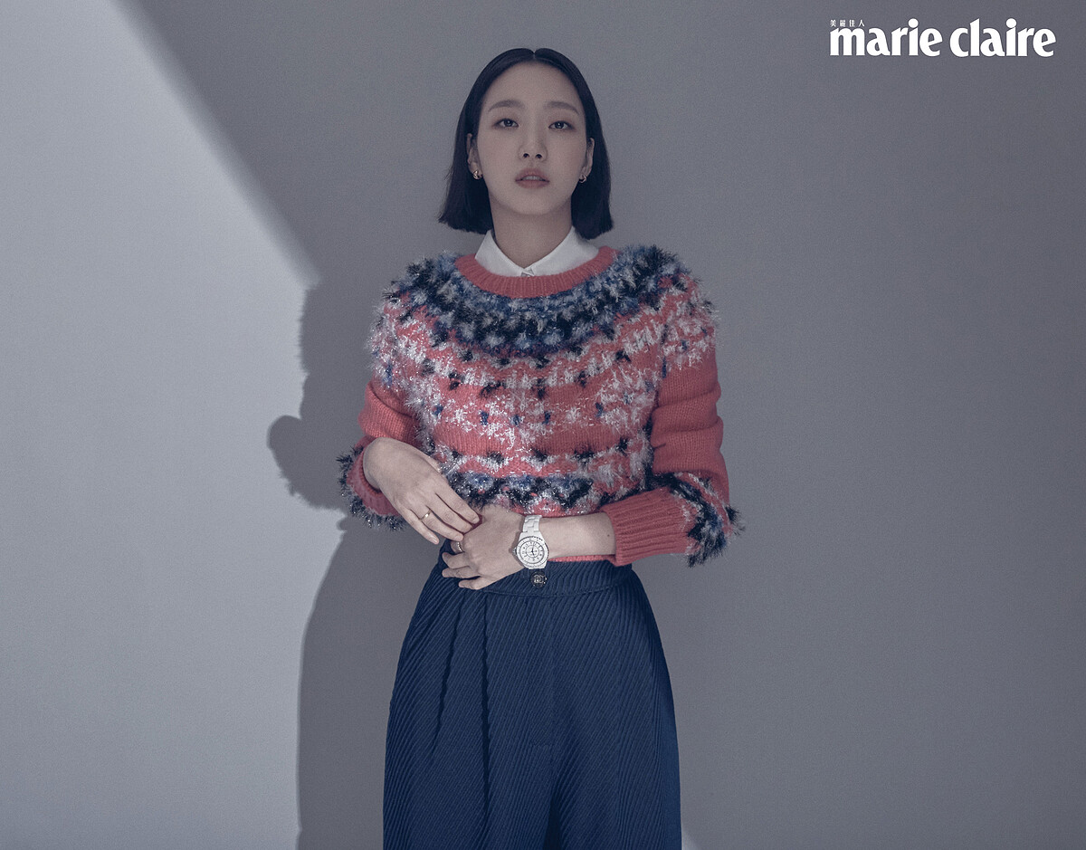 多色費爾島短毛衣、白色真絲提花襯衫、深藍色山形紋與雙 C Logo 亮片刺繡口袋羊毛側開褲、 J12腕錶、Coco Crush 高級珠寶耳環及戒指，all by CHANEL。