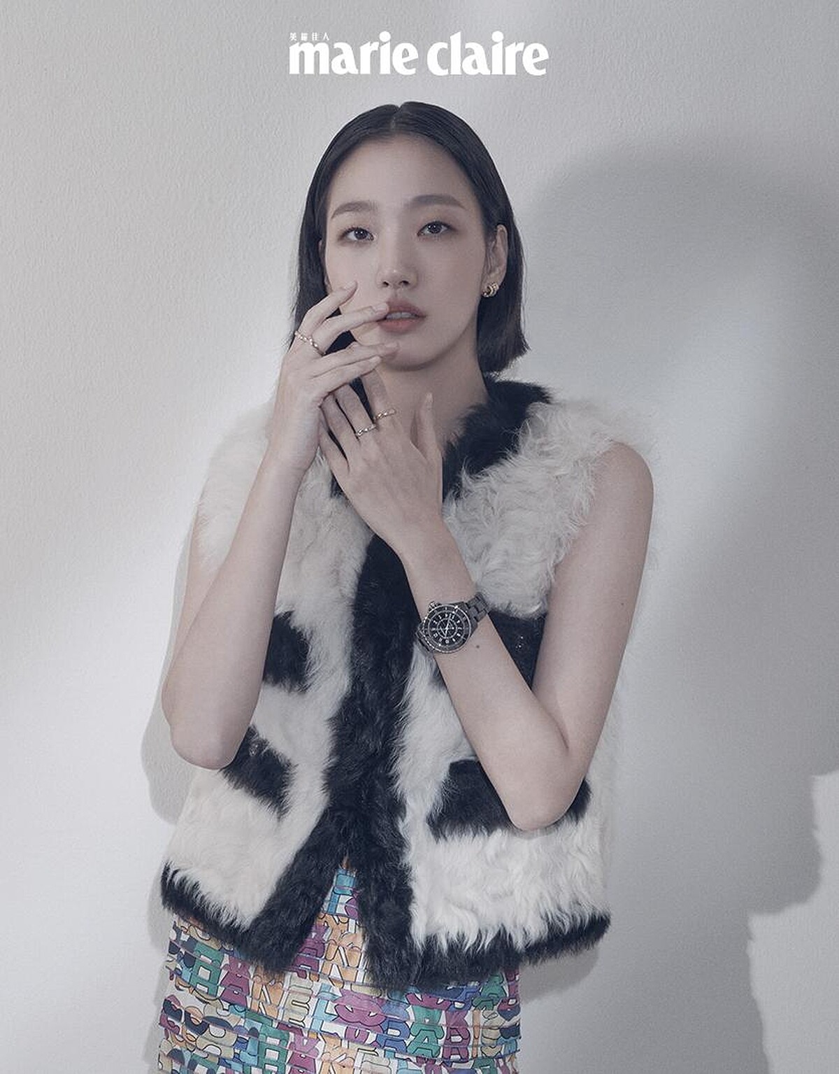 黑白雙面剪羊毛背心、多色 Chanel Paris 印花真絲斜紋布短裙、J12腕錶、Coco Crush 高級珠寶耳環及戒指，all by CHANEL。