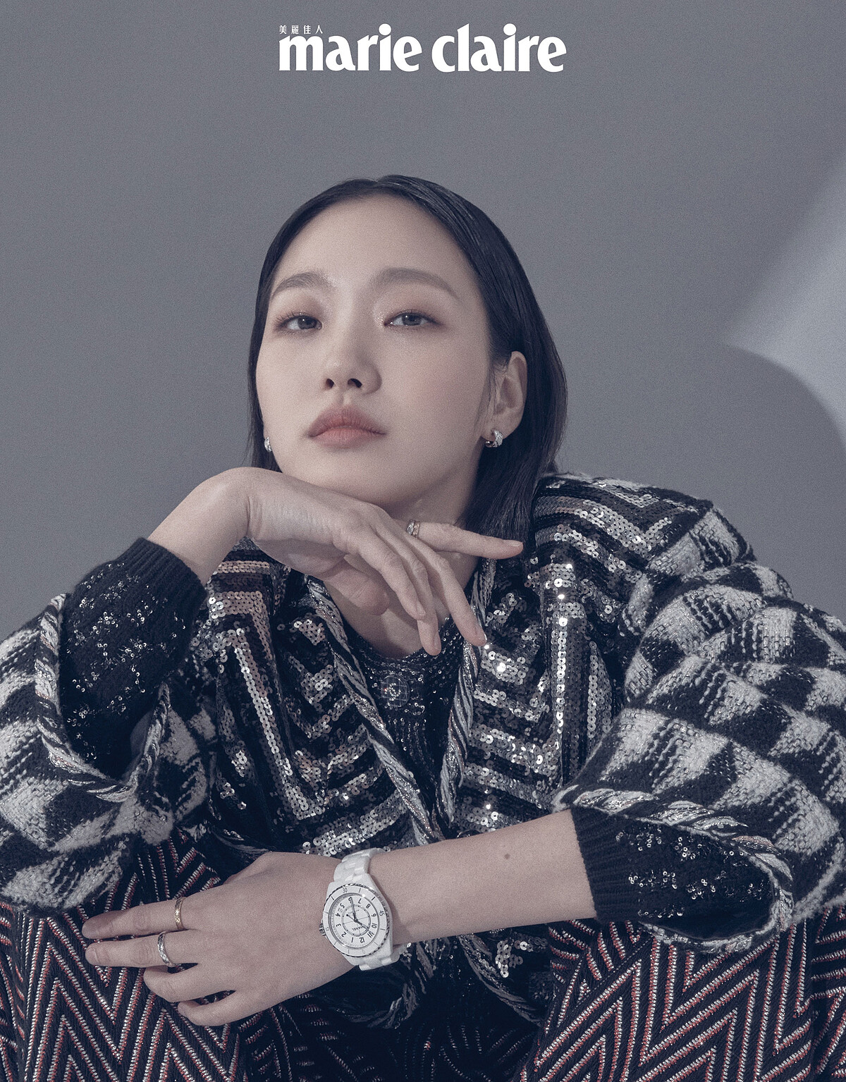 銀色紗線亮片刺繡山形紋幻彩斜紋軟呢外套、山形紋虹彩斜紋軟呢寬褲、J12腕錶、Coco Crush 高級珠寶耳環及戒指，all by CHANEL。