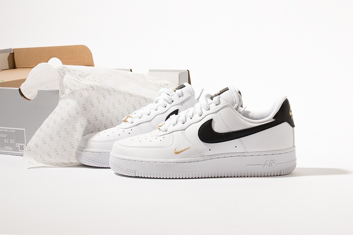 Nike Air Force 1黑白金勾，NT3,400