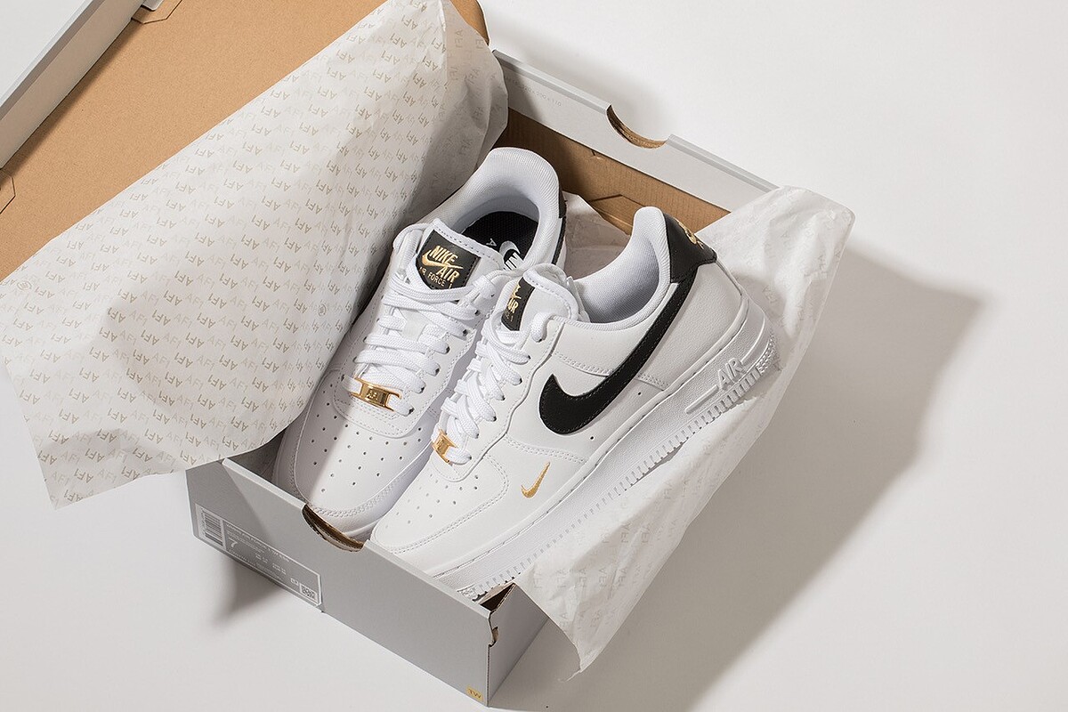 Nike Air Force 1黑白金勾，NT3,400