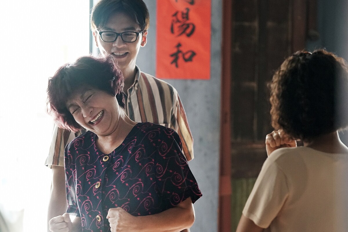 ▲▼李國毅扮成上進青年，實則是騙子，卻仍獲得陳家人歡心。（圖／華視、CATCHPLAY提供）