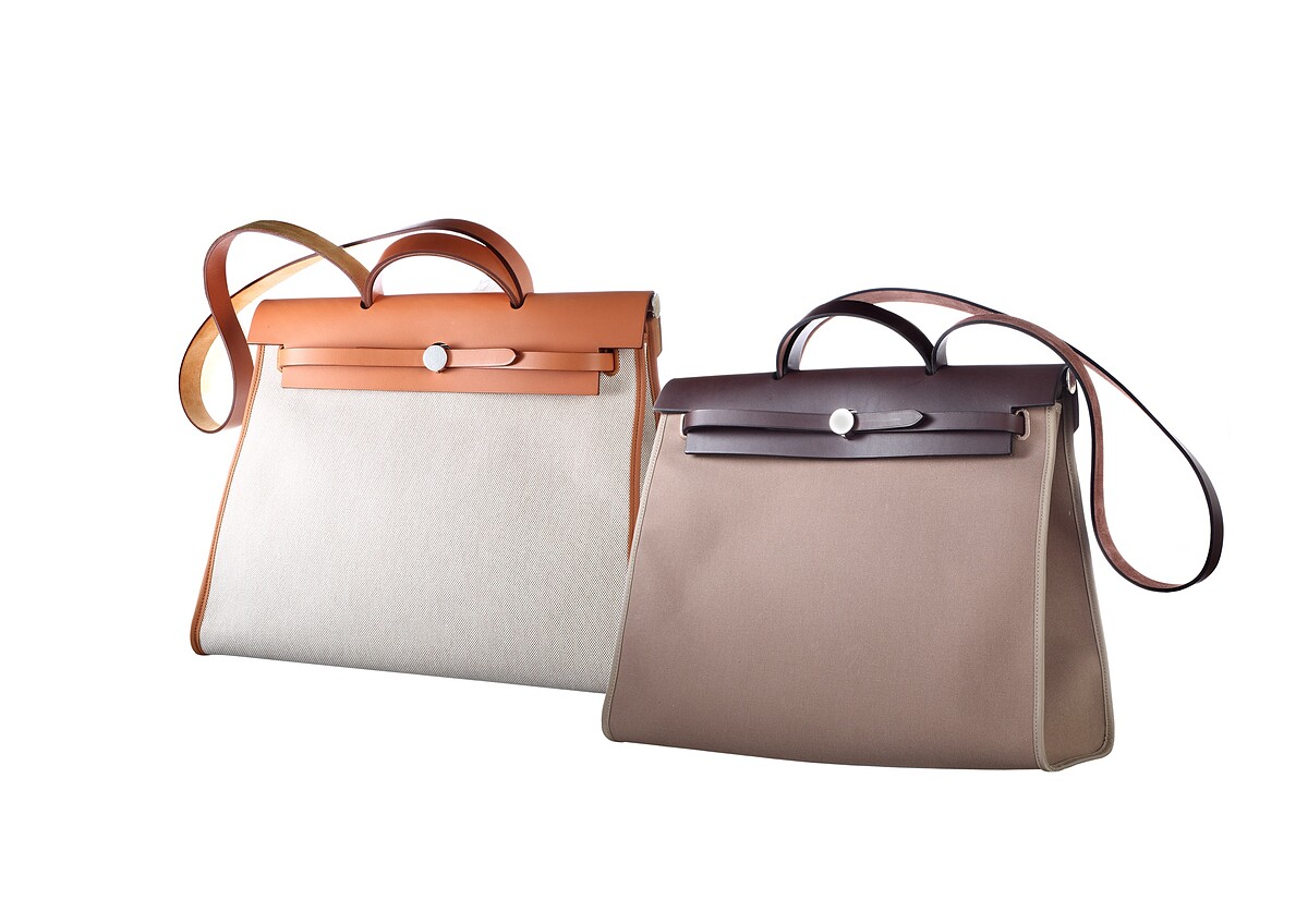 Herbag系列帆布與Hunter母牛皮拼接包款(31cm寬),約NT83,400