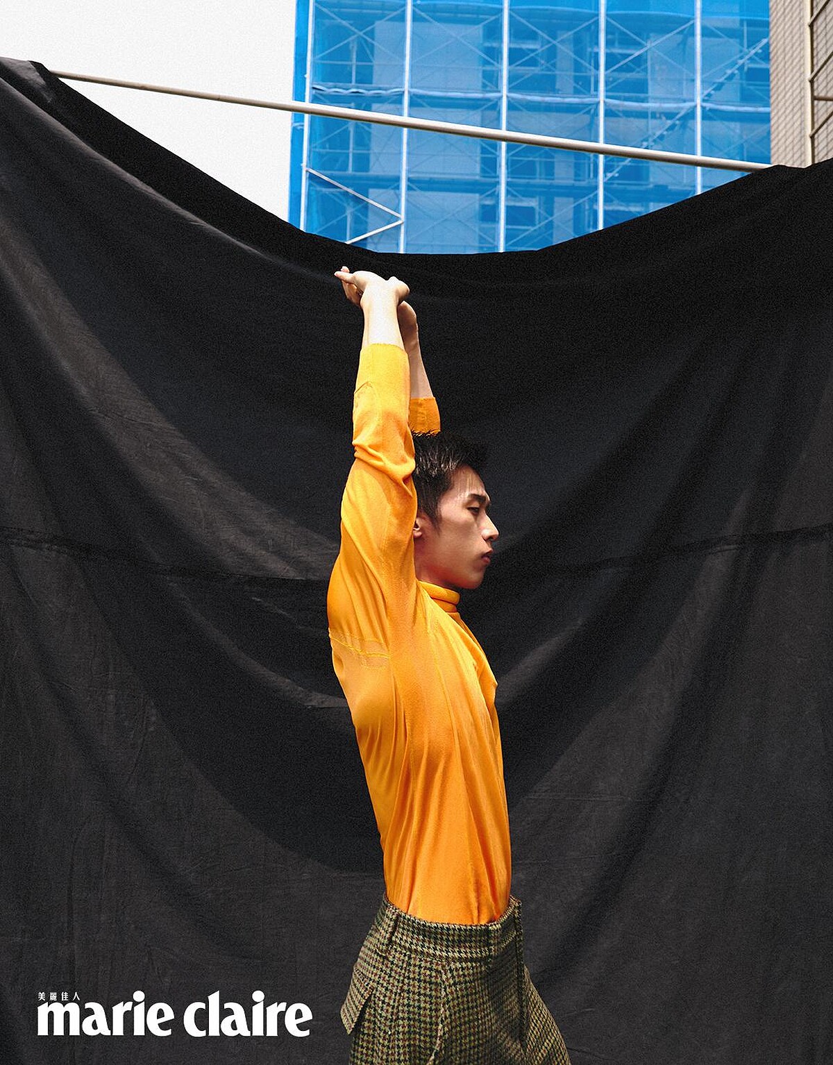 橘色高領衫、毛海針織上衣，all by Dior。