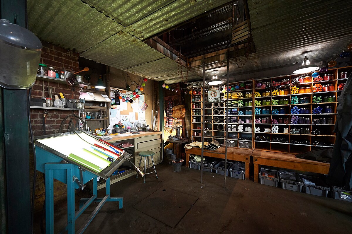 在安大略省漢密爾頓的一個改建倉庫中拍攝內容。