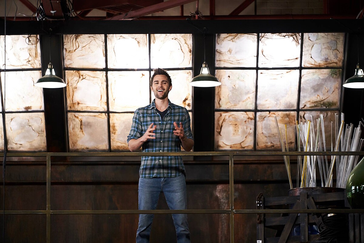 節目主持人則為美國演員 Nick Uhas。