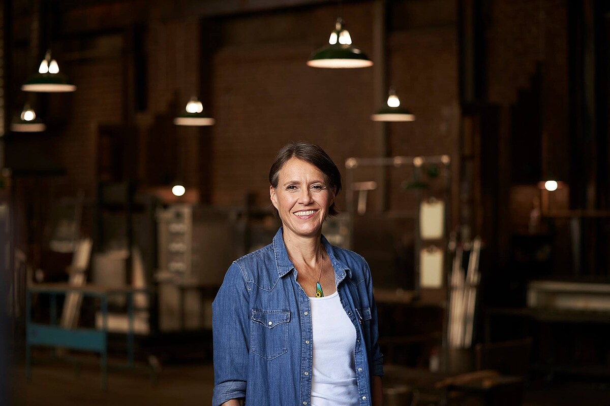 節目主持人玻璃藝術家 Katherine Gray。