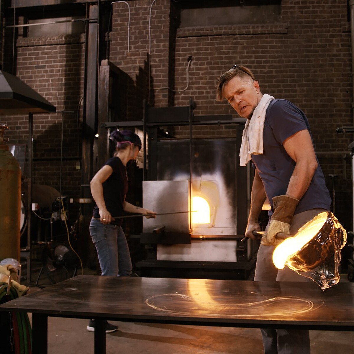 在收到挑戰主題後於有限的時間內發想、設計、繪製草圖、吹製。