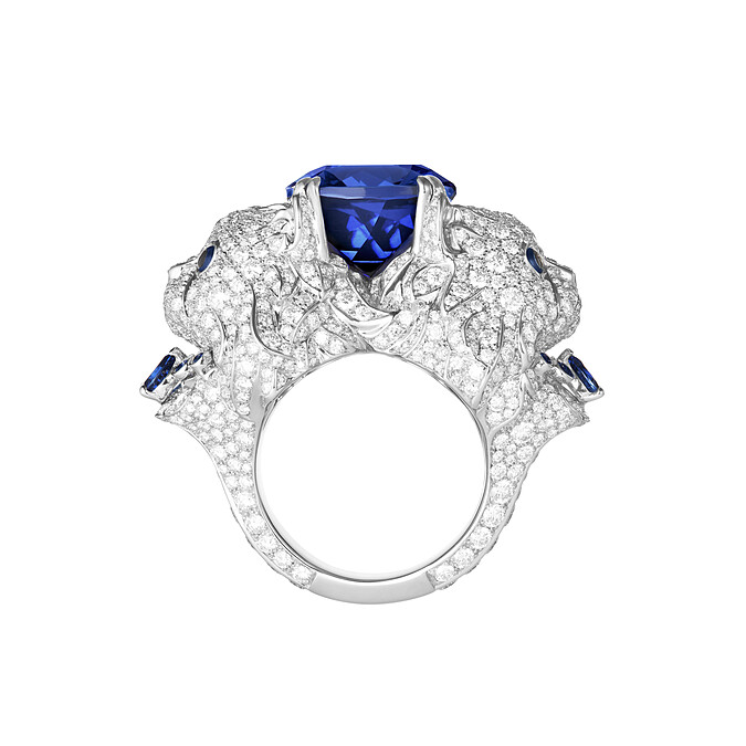 Wladimir貓咪造型白金戒指 白金750材質 鑲嵌1顆枕形切割坦桑石(約13.53克拉) 760顆圓形鑽石(約5.62克拉) 14顆藍色藍寶石(約0.54克拉) 4顆珍珠母貝(約0.10克拉) 4顆石英(約0.10克拉) 4顆黑色藍寶石(約0.10克拉) JRG03115 台幣參考價格 3,520,000