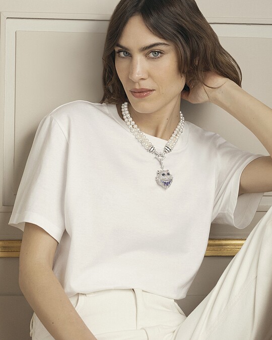 Boucheron寶詩龍邀請品牌大使Alexa Chung(模特兒、記者、電視節目主持人和企業家)示範本次貓咪造型珠寶新品。 