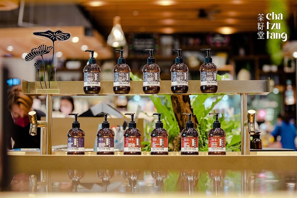 茶籽堂漢神巨蛋店，以「從土地生長出來的樣子」為發想，打造融合在地風格與土地元素專屬店裝。