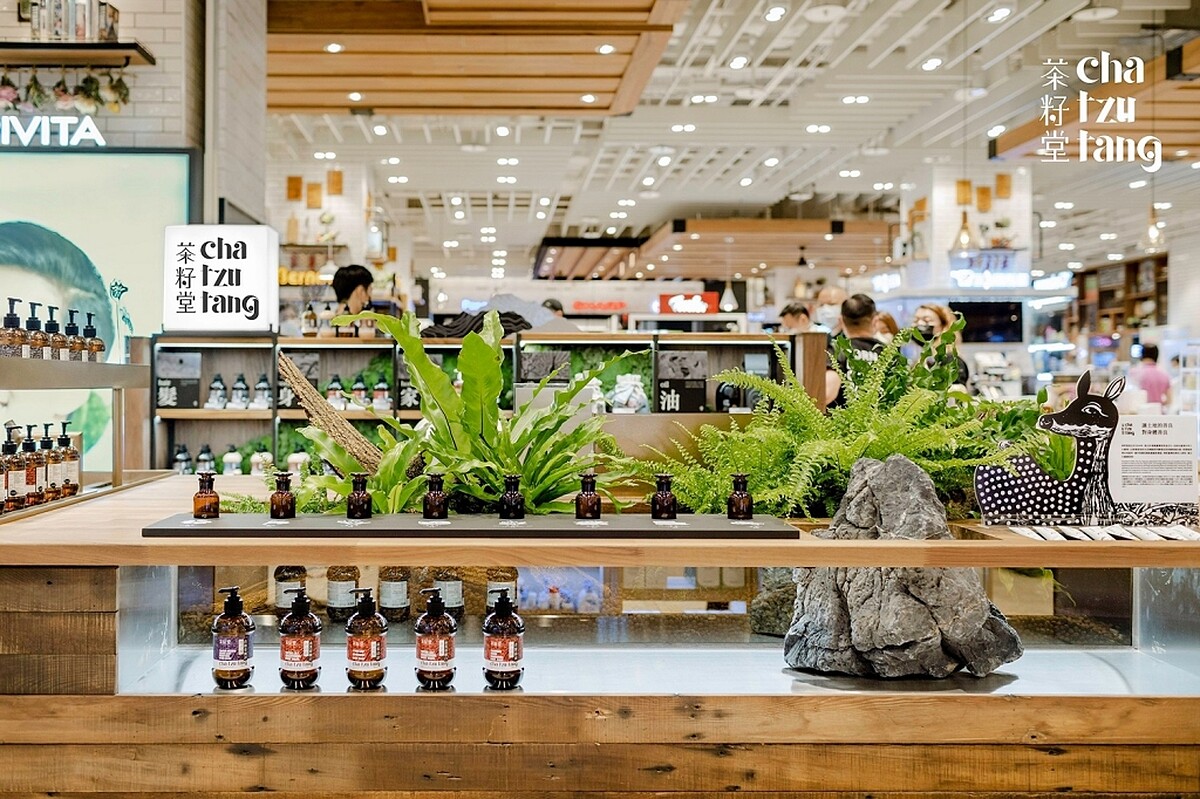 茶籽堂藉由石頭從桌面穩固堅毅地生長出來的中島設計，象徵土地永恆不滅的生命力。