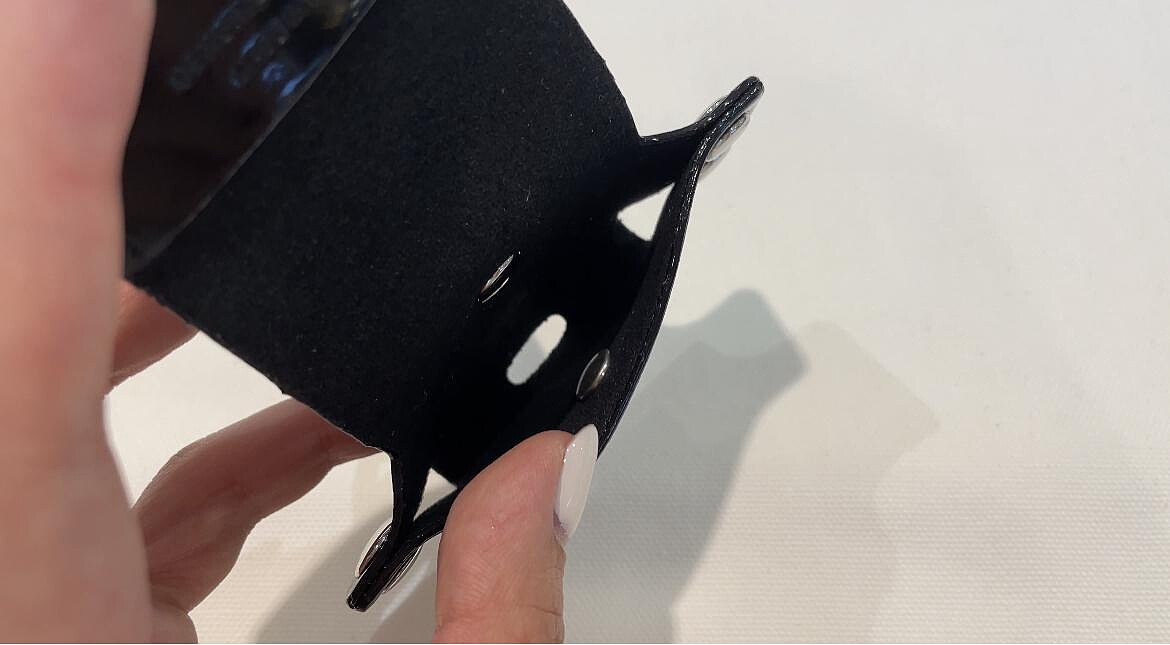 Airpods Case底下另設計有充電孔洞，不用脫套也能方便充電！