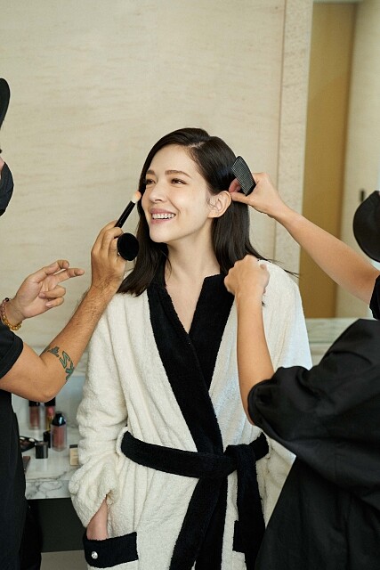 許瑋甯彩妝使用香奈兒時尚裸光微滴粉底精華、恆潤裸光水慕絲粉底、時尚裸光微滴泡泡腮紅(#櫻粉)、香奈兒超炫耀釉光唇萃(#84模糊)。穿著香奈兒 2021 COCO BEACH系列(Look 19)香奈兒COCO BEACH系列雙色毛巾布浴衣。