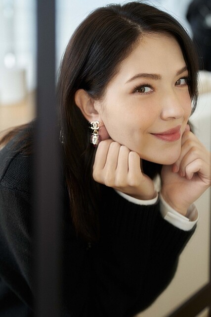 許瑋甯彩妝使用香奈兒時尚裸光微滴粉底精華、恆潤裸光水慕絲粉底、香奈兒時尚裸光微滴泡泡腮紅(#櫻粉、#粉紅)、超炫耀釉光唇萃(#82隱藏)。穿著香奈兒 2021/22 秋冬高級時裝系列(Look 36)黑色喀什米爾米色緄邊針織外套、黑色絲質緹花白色領袖口長上衣、金屬雙C LOGO暗紅心型耳環。