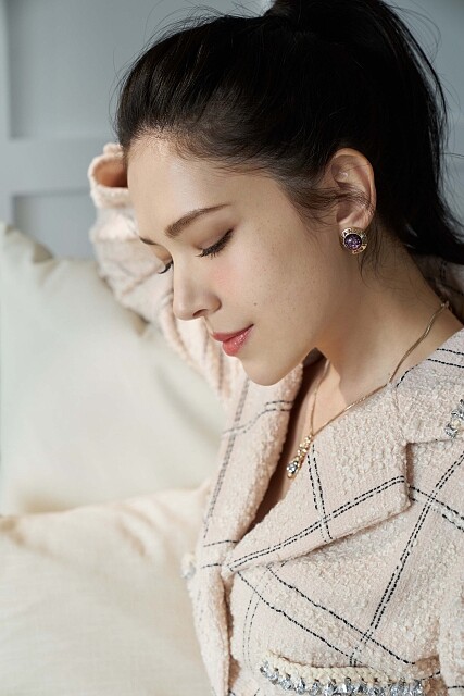 許瑋甯彩妝使用香奈兒時尚裸光微滴粉底精華、恆潤裸光水慕絲粉底、時尚裸光微滴泡泡腮紅(珊瑚)、超炫耀釉光唇萃(#85選擇)。穿著香奈兒 2021/22 秋冬前導系列(Look 2)米色格紋羊毛斜紋軟呢外套、米色格紋棉質寬褲、淡紫色寶石金屬圓形耳環、銀色水晶鑲飾墜式金屬項鍊。