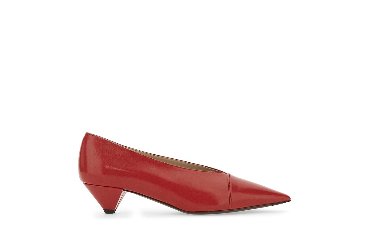 紅色皮革尖頭鞋，Tod's，價格店洽。