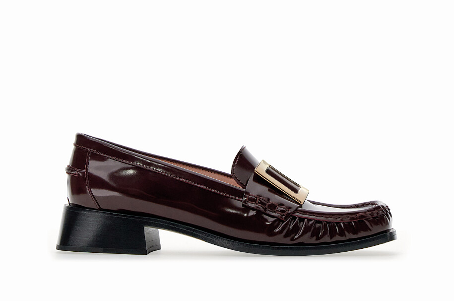 低跟漆皮樂福鞋，Roger Vivier，價格店洽。