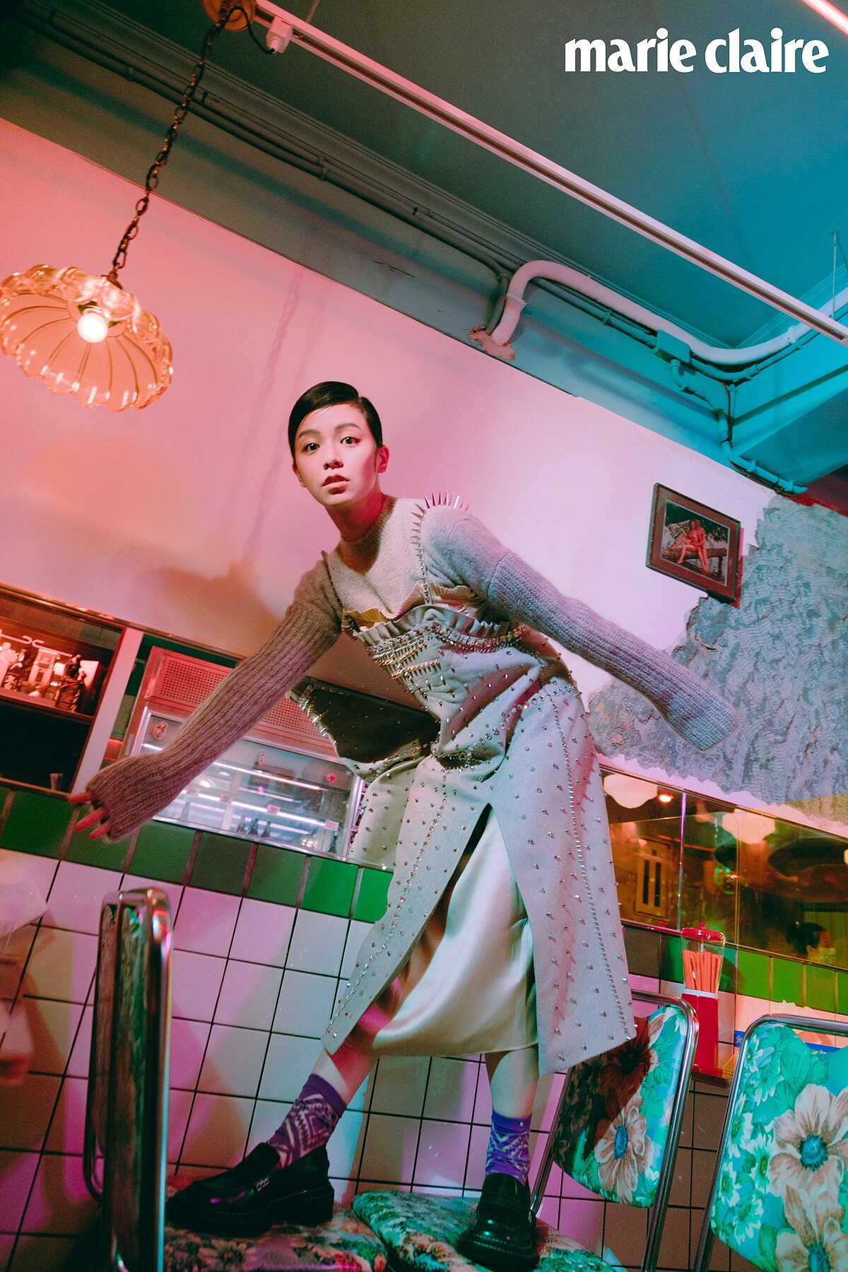 駝色針織衫、絲緞洋裝、鉚釘鑲嵌洋裝，all by Miu Miu；深墨綠色厚底樂福鞋，Charles & Keith。