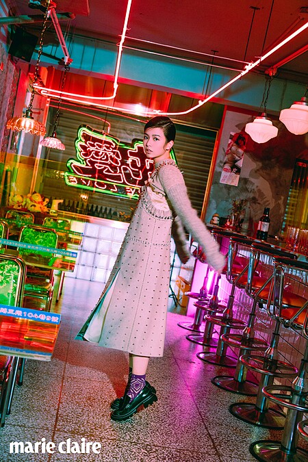 駝色針織衫、絲緞洋裝、鉚釘鑲嵌洋裝，all by Miu Miu；深墨綠色厚底樂福鞋，Charles & Keith。