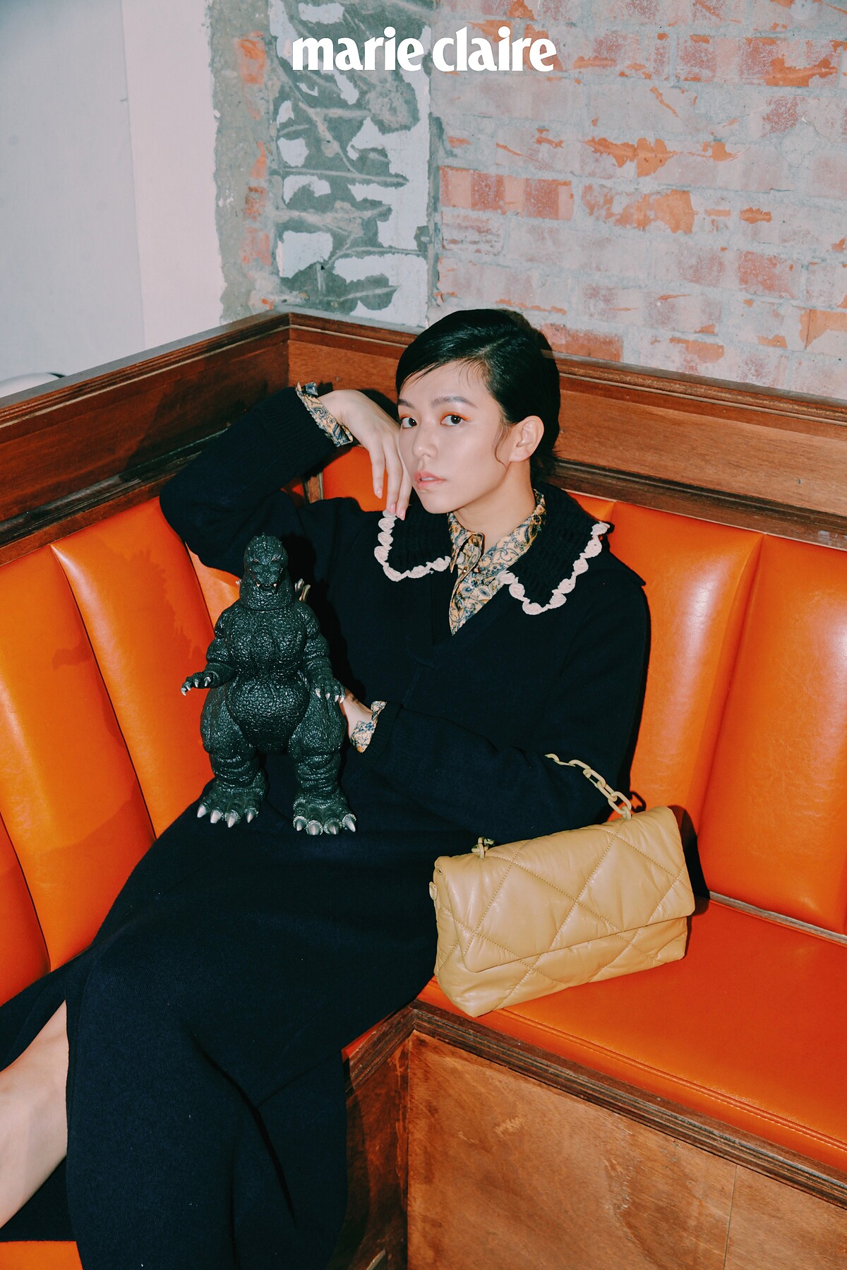 印花襯衫、白色蕾絲拼接領針織衫、海軍藍針織洋裝，all by Sandro。駝色絎縫細節鍊帶包，Charles & Keith。