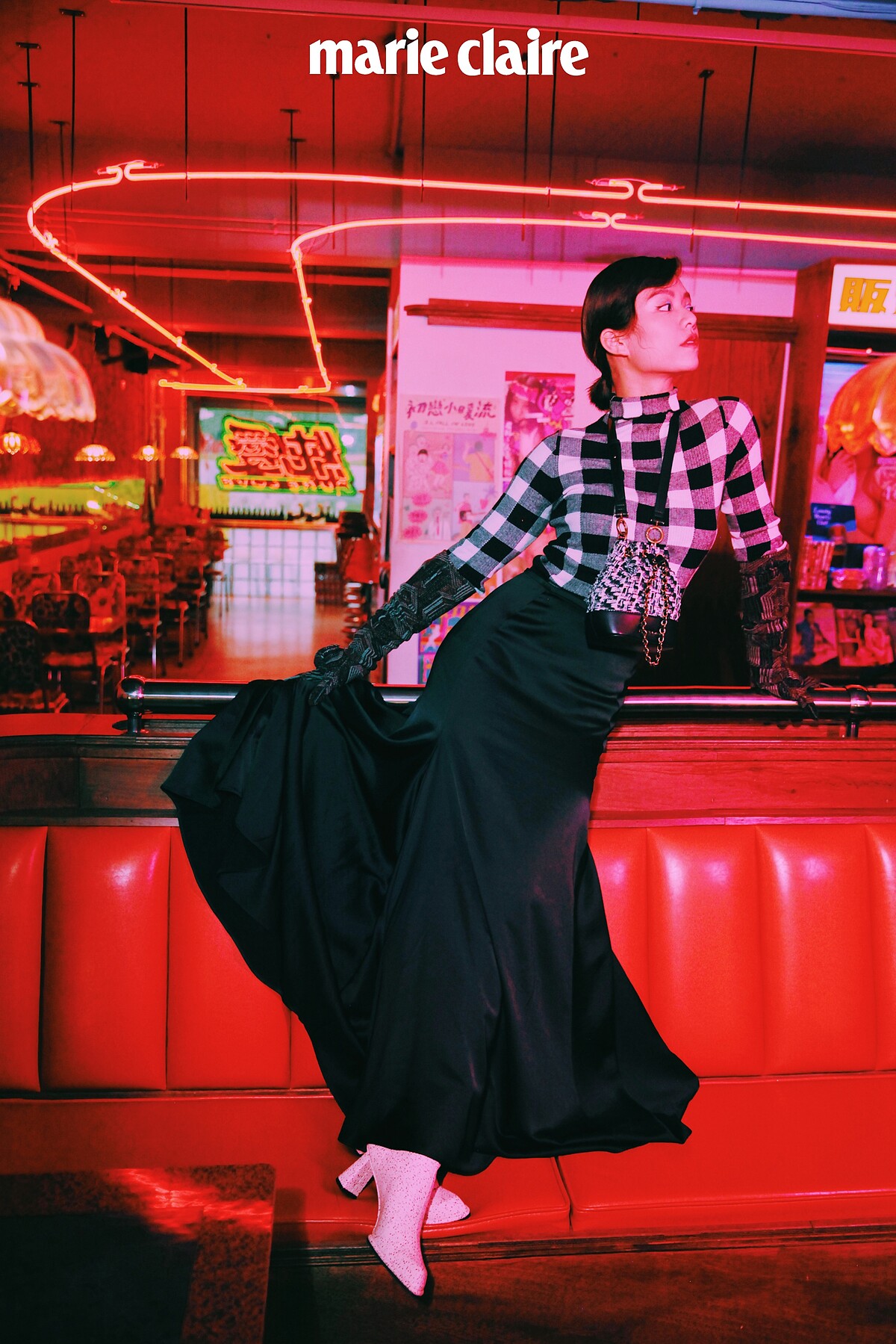 黑白格紋高領衫、絲緞長裙，both by Sportmax；印花圖紋針織長手套，Prada；白色短靴、黑白毛呢面料水桶型鍊袋包，both by Charles & Keith。