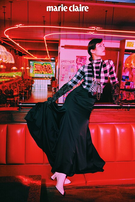 黑白格紋高領衫、絲緞長裙，both by Sportmax；印花圖紋針織長手套，Prada；白色短靴、黑白毛呢面料水桶型鍊袋包，both by Charles & Keith。
