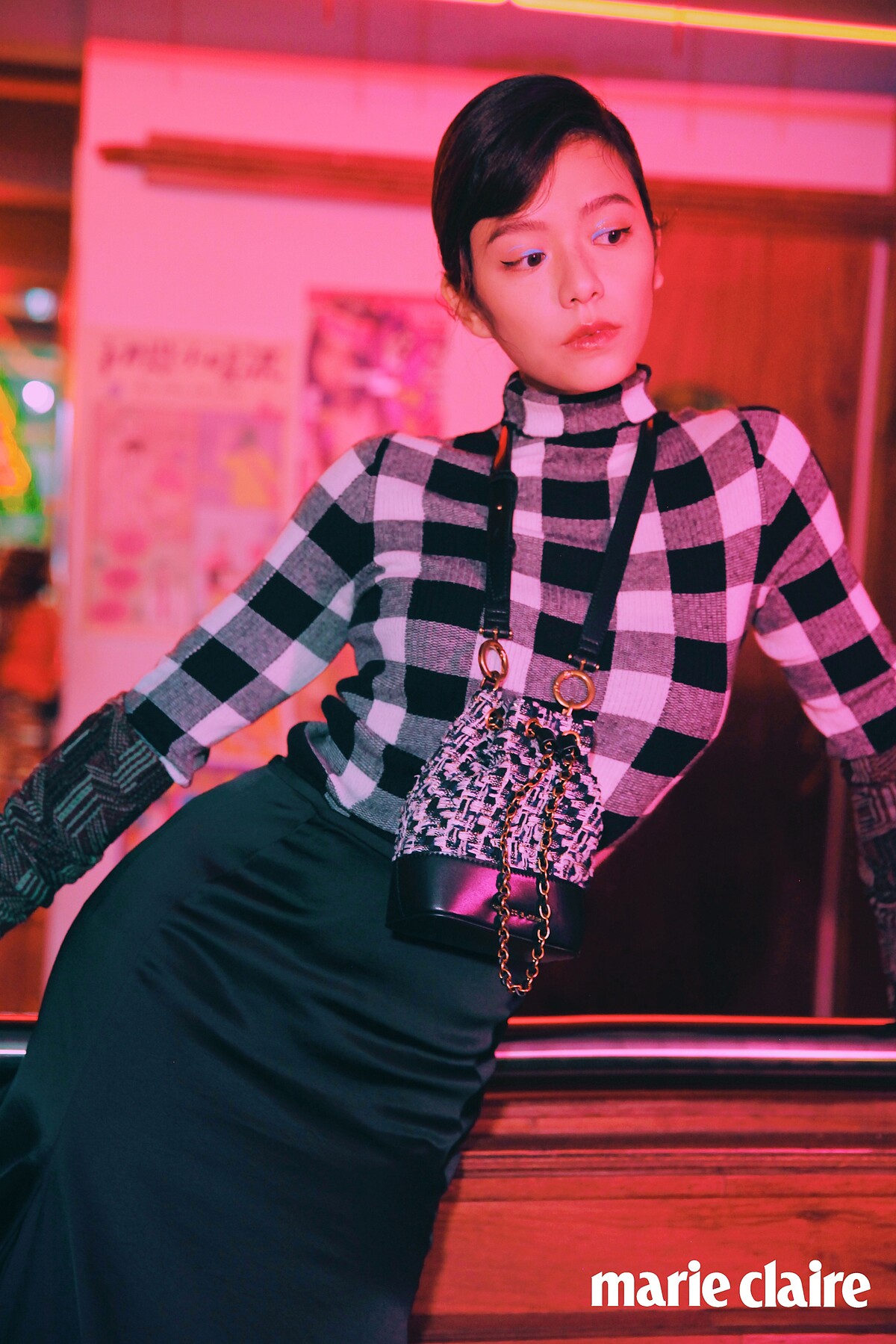 黑白格紋高領衫、絲緞長裙，both by Sportmax；印花圖紋針織長手套，Prada；黑白毛呢面料水桶型鍊袋包，Charles & Keith。