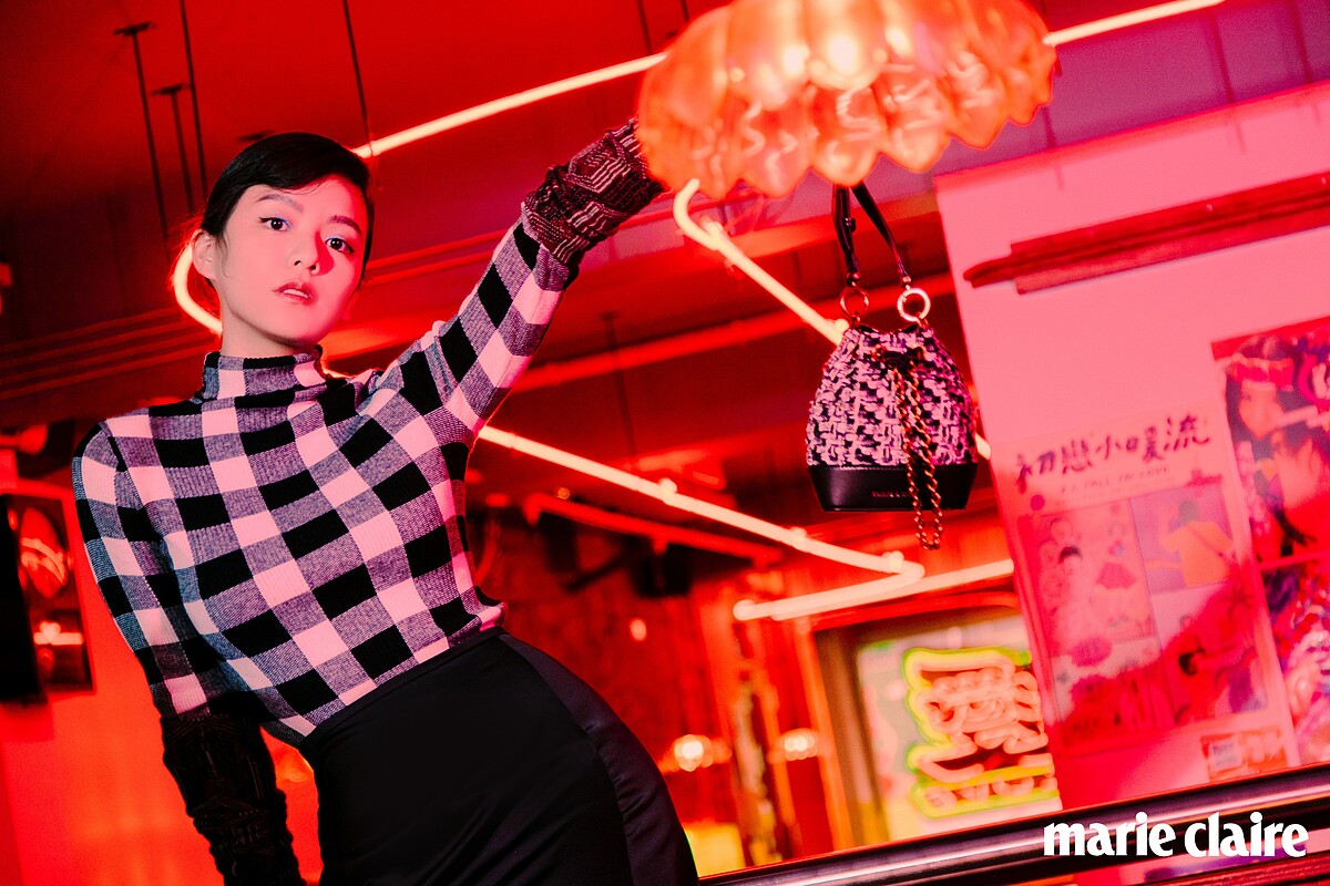 黑白格紋高領衫、絲緞長裙，both by Sportmax；印花圖紋針織長手套，Prada；黑白毛呢面料水桶型鍊袋包，Charles & Keith。