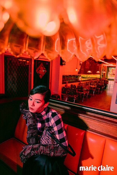 黑白格紋高領衫、絲緞長裙，both by Sportmax；印花圖紋針織長手套，Prada；黑白毛呢面料水桶型鍊袋包，Charles & Keith。