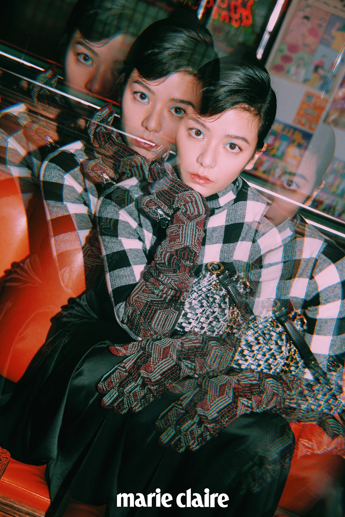 黑白格紋高領衫、絲緞長裙，both by Sportmax；印花圖紋針織長手套，Prada；黑白毛呢面料水桶型鍊袋包，Charles & Keith。