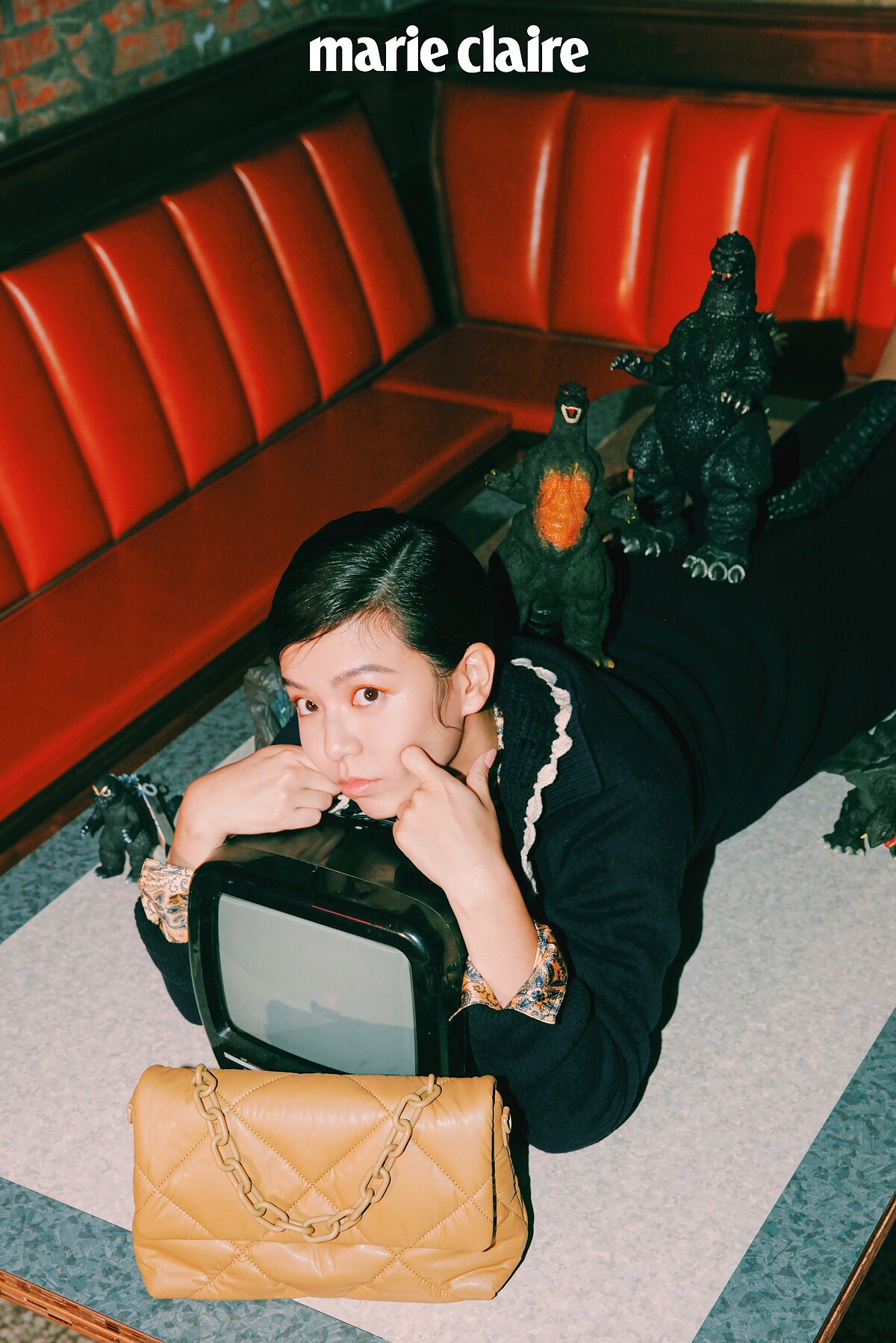 印花襯衫、白色蕾絲拼接領針織衫、海軍藍針織洋裝，all by Sandro。駝色絎縫細節鍊帶包，Charles & Keith。