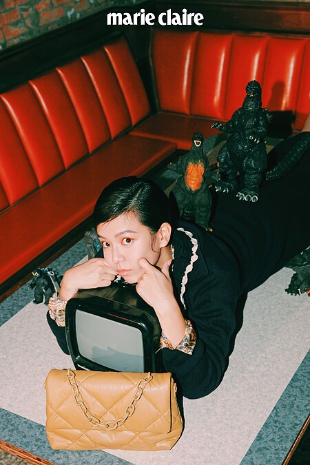 印花襯衫、白色蕾絲拼接領針織衫、海軍藍針織洋裝，all by Sandro。駝色絎縫細節鍊帶包，Charles & Keith。