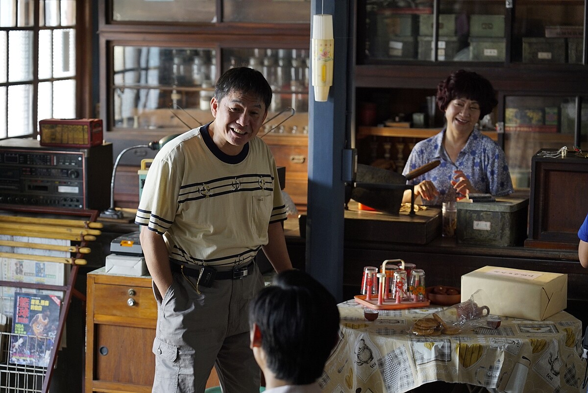 ▲▼勇伯的出現，釀成阿公退休危機。（圖 / 華視、CATCHPLAY提供）