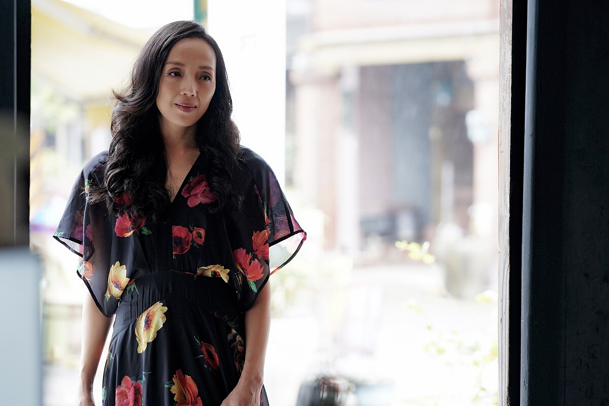 ▲學妹的出現，讓嘉玲爸試著抓住青春尾巴。（圖 / 華視、CATCHPLAY提供）